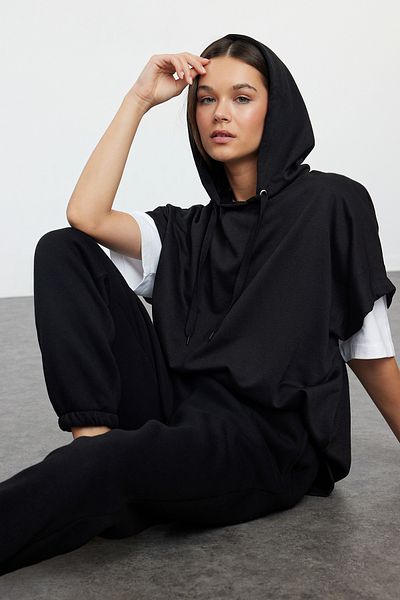 Trendyol Collection Czarna, oversize'owa, cienka, dzianinowa bluza z kapturem - TWOAW25SW00006
