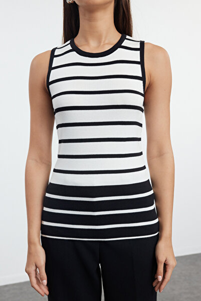 Trendyol Collection Ριγέ εκρού πλεκτό μπλούζα - Μηδενικό μανίκι TWOSS24BZ00674