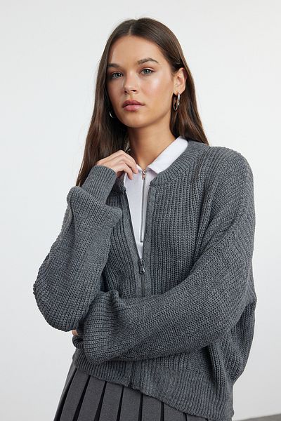 Trendyol Collection Anthrazitfarbener Strick-Cardigan mit breiter Passform und Reißverschluss – Bomberhals TWOAW24HI00153