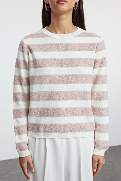 Trendyol Collection Sweter basic w paski w kolorze ecru - TWOAW25KZ00234