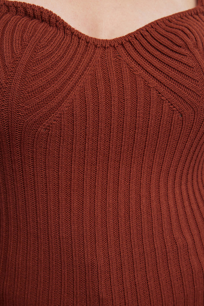 Trendyol Curve Zsinóros kötött pulóver - barna, szív gallérral TBBAW25AN00017