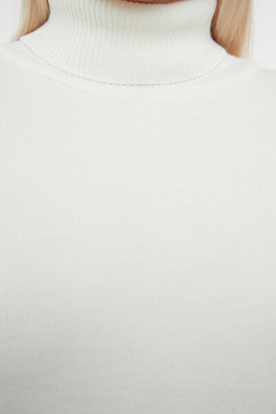 Trendyol Curve Πλεκτό πουλόβερ με λαιμόκοψη εκρού - φαρδιά εφαρμογή TBBAW25AN00019