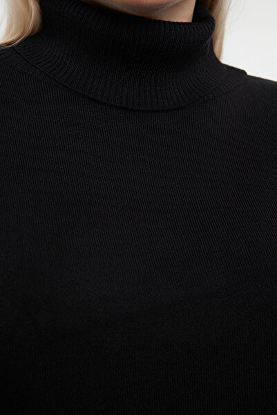 Trendyol Curve Schwarzer Rollkragen-Strickpullover - Weite Passform TBBAW25AN00019