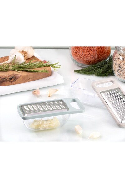 Madame Coco مبشرة الثوم والجبن مع الحجرة