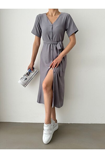 BEJNA Sivé dámske šaty s predným zapínaním