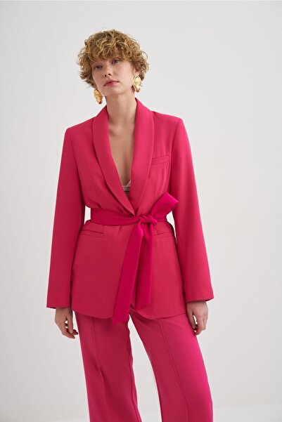 Mathilda Store إصدار محدود من سترة ذات قصة ضيقة مع تفاصيل حزام