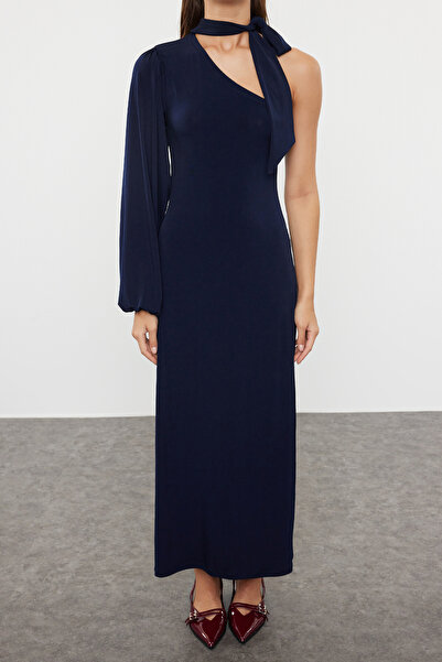 Trendyol Collection Námořnické modré přiléhavé pletené šaty s pružnou tkaninou – detail jednoduchého šátku TWOAW25EL00407