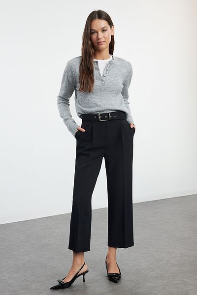 Trendyol Collection Knöchellange Hose aus gewebtem Stoff mit schwarzem Gürtel TWOAW25PL00043