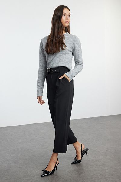 Trendyol Collection Knöchellange Hose aus gewebtem Stoff mit schwarzem Gürtel TWOAW25PL00043