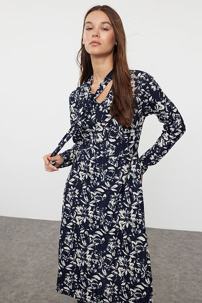 Trendyol Collection Ευέλικτο πλεκτό μάξι φόρεμα - μπλε ναυτικό λουλουδάτο, λουλουδάτο στάμπα, εφαρμοστό καπίστρι λεπτομέρεια Twoaw25el00284