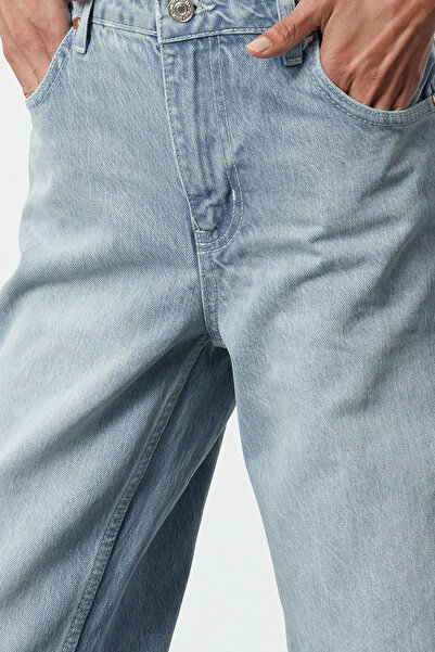 Trendyol Collection Albastru deschis - Blugi premium mai suspendați, talie obișnuită, picior lat TWOAW25JE00100