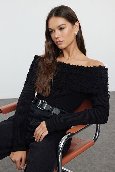 Trendyol Collection Pulover din tricot negru cu guler Carmen - cu textura moale și detaliu de scurgere TWOAW25KZ00228