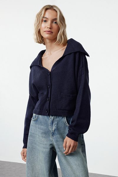 Trendyol Collection Темно-синій відкладний комір укорочений светр кардиган широкої форми з м'якою текстурою TWOAW25HI00040