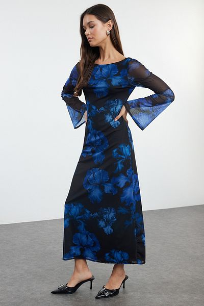 Trendyol Collection Rugalmas maxi kötött ruha - sötétkék virágos, hát nélküli és csónaknyakú TWOAW25EL00223