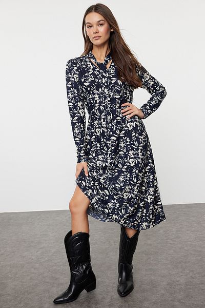 Trendyol Collection Ευέλικτο πλεκτό μάξι φόρεμα - μπλε ναυτικό λουλουδάτο, λουλουδάτο στάμπα, εφαρμοστό καπίστρι λεπτομέρεια Twoaw25el00284