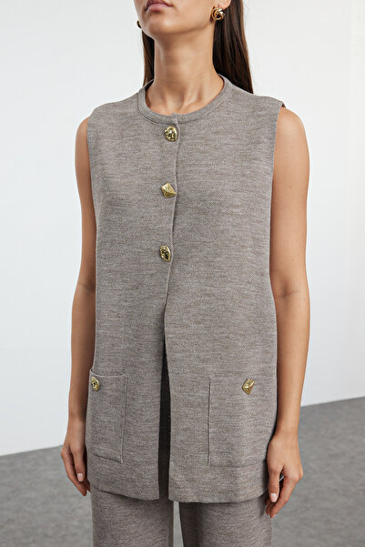 Trendyol Collection Set tricotat cu detalii de nasturi și croială largă, culoare gri-maro, cod TWOAW25AU00084