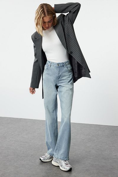 Trendyol Collection Hellblau – mehr haltbare Premium-Jeans, normale Taille, breites Bein TWOAW25JE00100