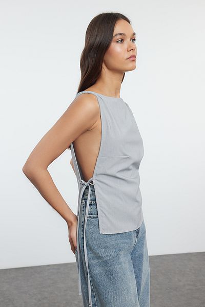 Trendyol Collection Šedá tkaná halenka bez rukávů – detail boční kravaty, TWOAW25BZ00129
