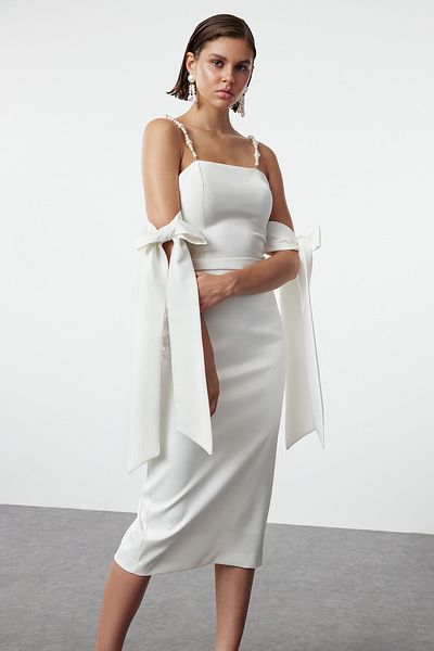 Trendyol Collection Λευκό μανίκι Λεπτομερές σατέν υφαντό βραδινό φόρεμα Νυχτερινό φόρεμα αποφοίτησης TPRSS24EL00290
