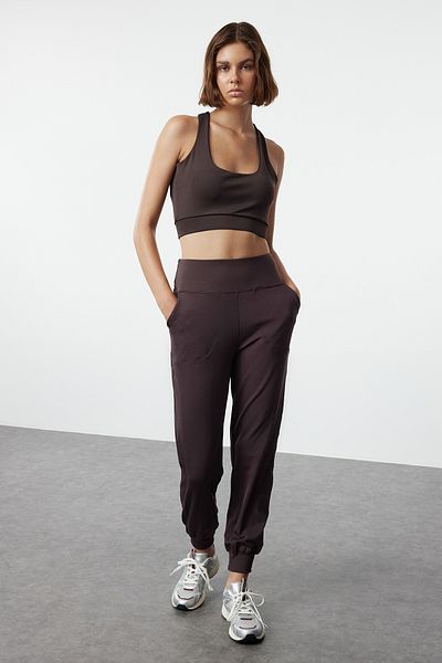 Trendyol Collection Bequeme Passform, Bitterbraune Scuba-Sport-Jogginghose - THMSS24EA00001