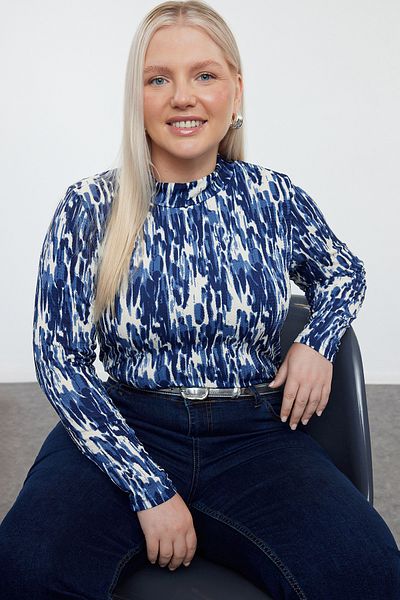 Trendyol Curve Pletená halenka s potištěným stojáčkem v námořnické modré velikosti - TBBAW25AF00026