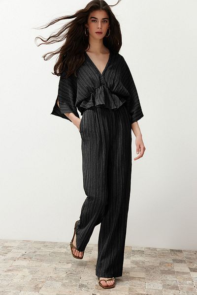 Trendyol Collection Schwarze Hose aus strukturiertem Stoff mit elastischem Bund - TWOSS24PL00142