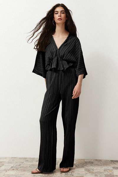 Trendyol Collection Schwarze Hose aus strukturiertem Stoff mit elastischem Bund - TWOSS24PL00142