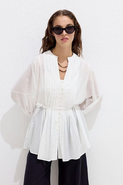 Manuka Ecru-Voile-Tunika – geripptes Detail