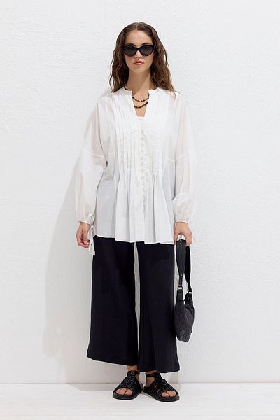 Manuka Ecru-Voile-Tunika – geripptes Detail