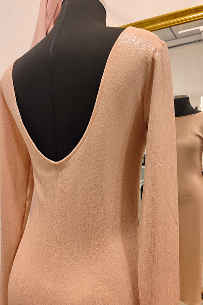 Due Stelle Sırt Dekolteli Uzun Kollu Yırtmaçlı Midi Elbise - Parlak Pudra Şık Davet ve Özel Günler İçin Elbise