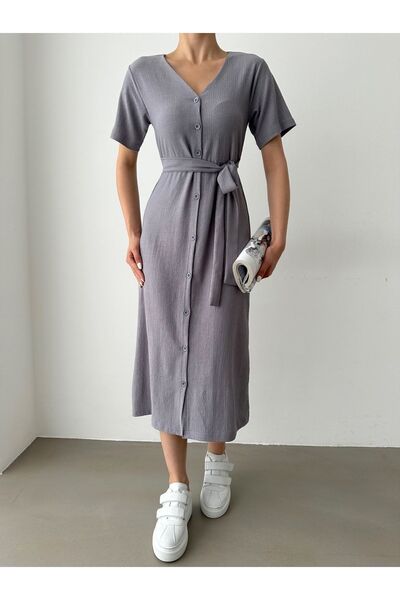 BEJNA Sivé dámske šaty s predným zapínaním