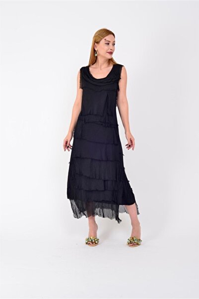 Hazinedan Δείχνει λεπτό μαύρο ιταλικό μεταξωτό φόρεμα