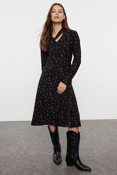 Trendyol Collection Πλεκτό μάξι φόρεμα ελαστικό - Μαύρο φλοράλ στάμπα, εφαρμοστή εφαρμογή, λεπτομέρεια γραβάτα στον λαιμό TWOAW25EL00284