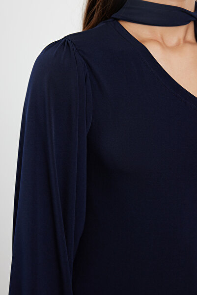 Trendyol Collection Námořnické modré přiléhavé pletené šaty s pružnou tkaninou – detail jednoduchého šátku TWOAW25EL00407