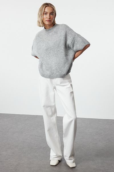 Trendyol Collection Szürke széles szabású, puha textúrájú kötöttáru pulóver TWOAW25KZ00021
