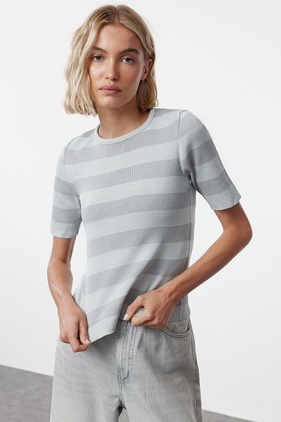 Trendyol Collection Πλεκτά γκρι μπλοκαρισμένη μπλούζα - TWOAW23BZ00015