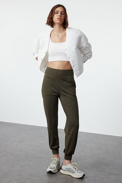 Trendyol Collection Bequem geschnittene dunkelkhakifarbene Sport-Jogginghose - THMSS24EA00001