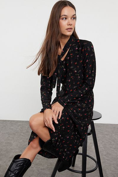 Trendyol Collection Πλεκτό μάξι φόρεμα ελαστικό - Μαύρο φλοράλ στάμπα, εφαρμοστή εφαρμογή, λεπτομέρεια γραβάτα στον λαιμό TWOAW25EL00284