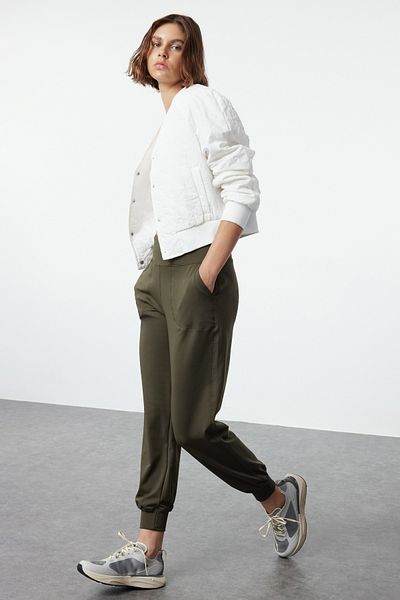 Trendyol Collection Bequem geschnittene dunkelkhakifarbene Sport-Jogginghose - THMSS24EA00001