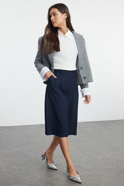 Trendyol Collection Marineblaue, knielange City-Shorts in normaler Passform - Bermuda TWOAW25SR00016