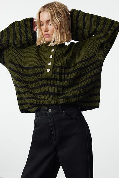 Trendyol Collection Wide Fit Stehkragen-gestreifter Khaki-Strickpullover – TWOAW24KZ00165
