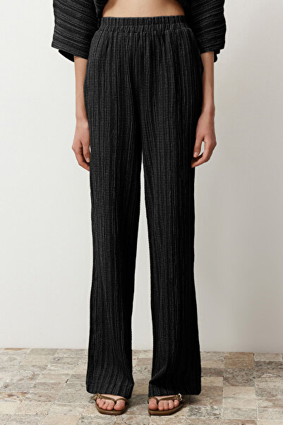 Trendyol Collection Kalhoty s elastickým pasem v černé barvě z texturované tkaniny - TWOSS24PL00142