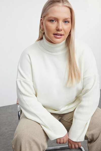 Trendyol Curve Turtleneck Ecru Knitwear Sweater - Wide Fit TBBAW25AN00019