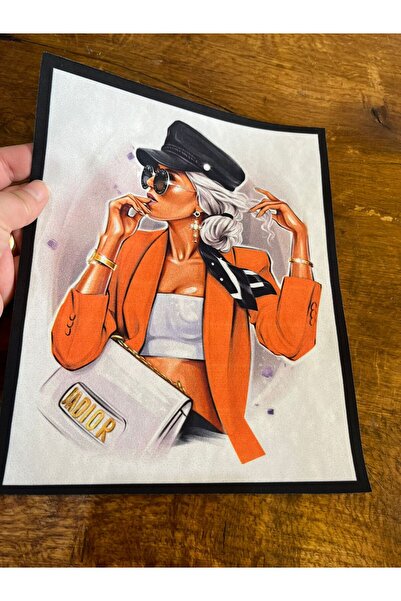 Gönülden Tasarım Devojka u narandžastom šeširu šije aplikaciju 23x19 cm