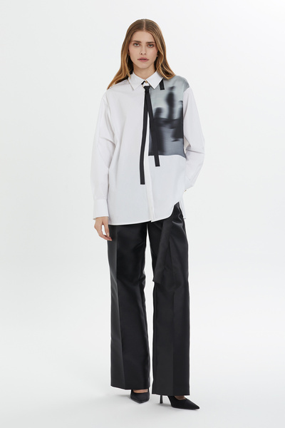 GİZİA Sol Ön Kısmı Baskılı Yakası Şerit Detaylı Klasik Beyaz Gömlek