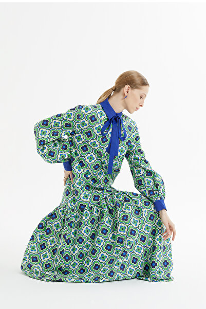 kı.we Eteği Büzgülü Önü Düğmeli Yaka Bağcık Bağlamalı Desenli Uzun Yeşil Elbise