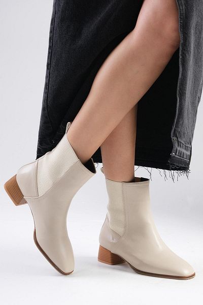 Mio Gusto Shania Beige Women's Heeled Boots - Thin Fur Lined, Elastic Blunt Toe