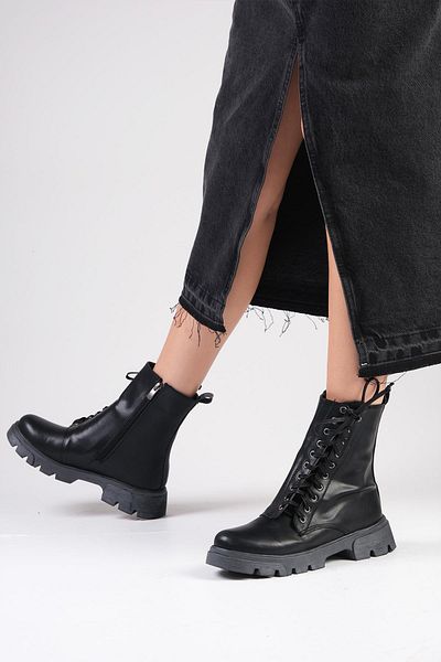 Mio Gusto Janet Women's Black Lace-Up and Zippered Thick-Soled Boots
