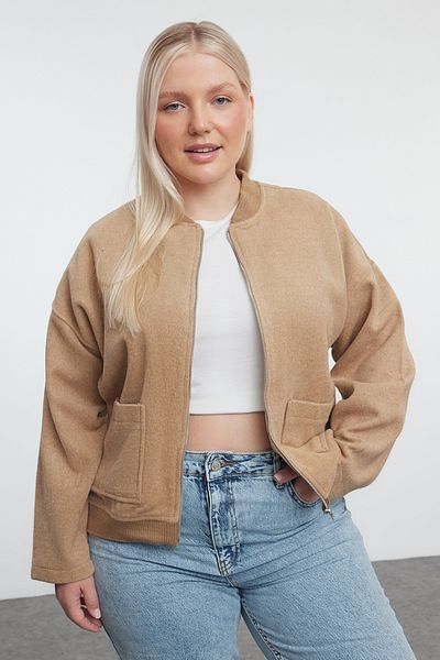 Trendyol Curve Beige Jacke in Übergröße – Reißverschluss, lange Ärmel, Taschen TBBAW25AG00006