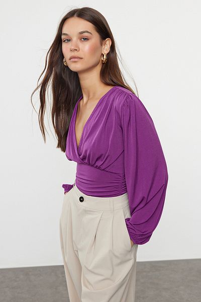 Trendyol Collection Dehnbarer Stoff - Drapiertes Detail, Pflaumenfarbene zweireihige Bluse, Langarm TWOAW25BZ00021